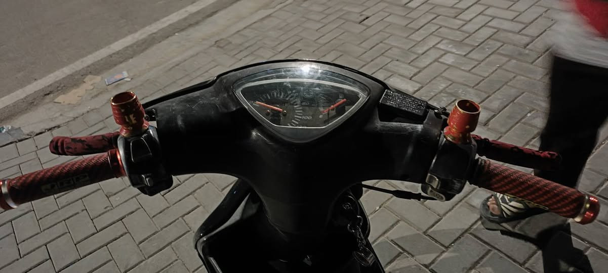 سلام عليكم ماكس عدله للبيع الدراجه مفتوحه بس ولفات شرط بلاد البوشه والبستم  سعر 700 وبي مجال قليل نقصها بس سطب خلفي *********** بصره تنومه
