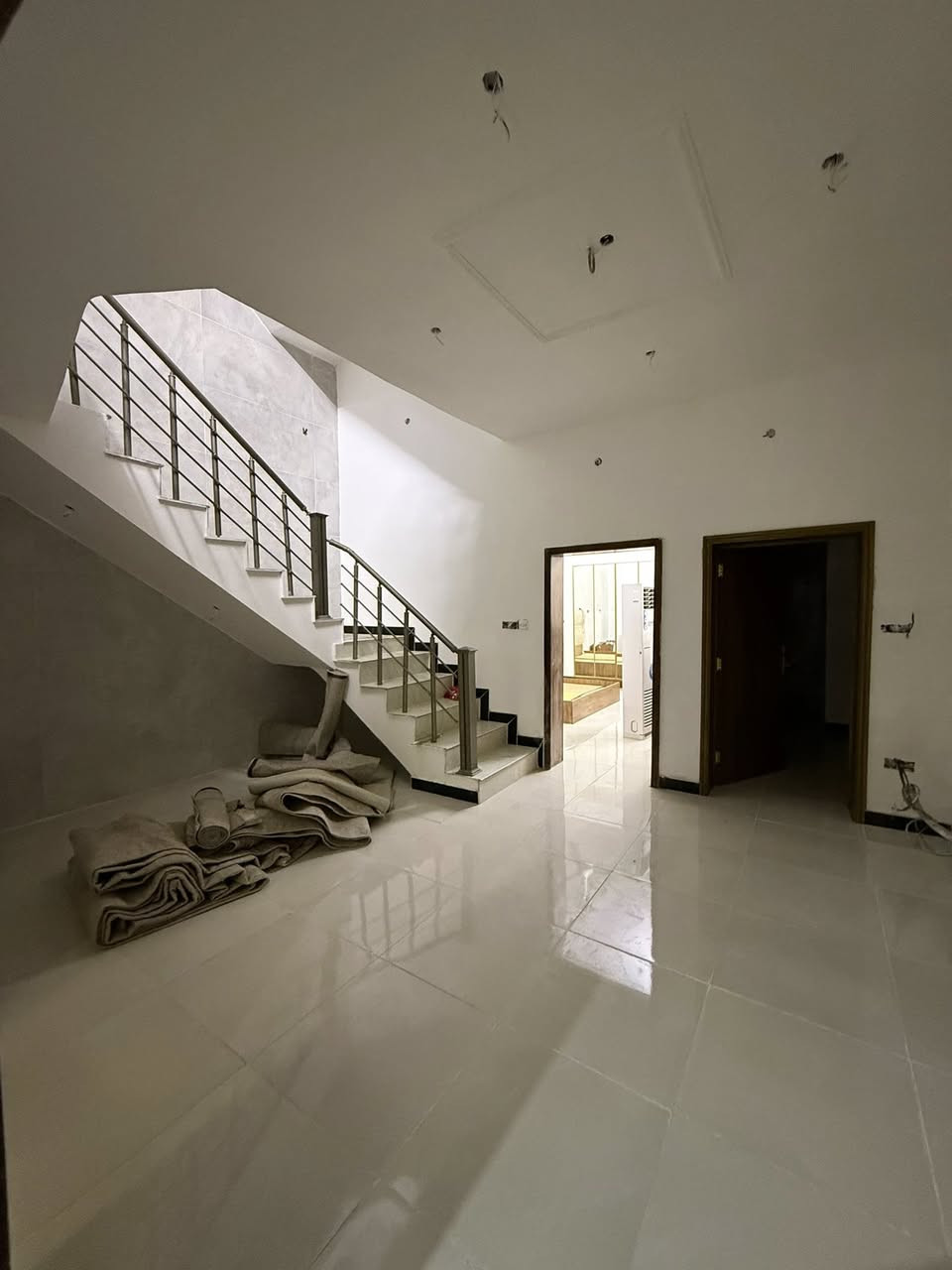 بيت 140م للبيع الواجهة 7.5
طابقين (5) غرف نوم 
(4) حمام
استقبال
مطبخ حار وبارد
المكان جكوك حي الاساتذة
للاستفسار خاص او الاتصال 
***********
