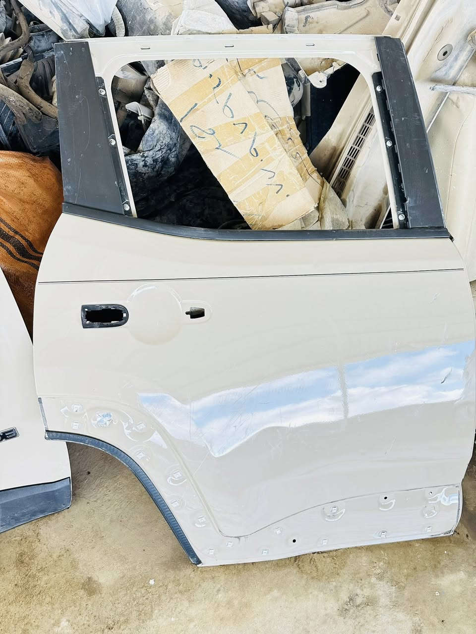 السلام عليكم يوجد أبواب جيب رينجد ٢٠١٥ ودشبول وغرفة داخلية وصندوق خلفي  للاستفسار ***********
