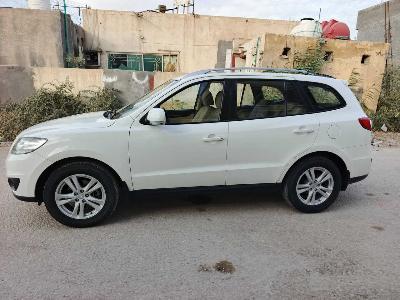 السلام عليكم.
هونداي سنتافي 2010 خليجي محرك 2400  دوش ابلادي على وضع الشركة بدون فتح .
فول مواصفات عدا البصمة ماشيه (168)على وضع الشركه رقم بابل انكليزي باسمي سنويه جديده . 
بيهة فقط باب السائق مبدلة نفس للون باقي كله مكفولة. 
المواصفات.. 
فتحه سقف
حساسات خلفية
مري شفط
سبعه راكب
ثلاث قطع تبريد 
تبريد بيانو
داخل بيجي 
تحكمات ستيرن 
مثبت سرعه
كشن كهرباء جهتين
السعر 132
بابل /ناحية الإمام/منطقة علي بن الحسين.
***********
