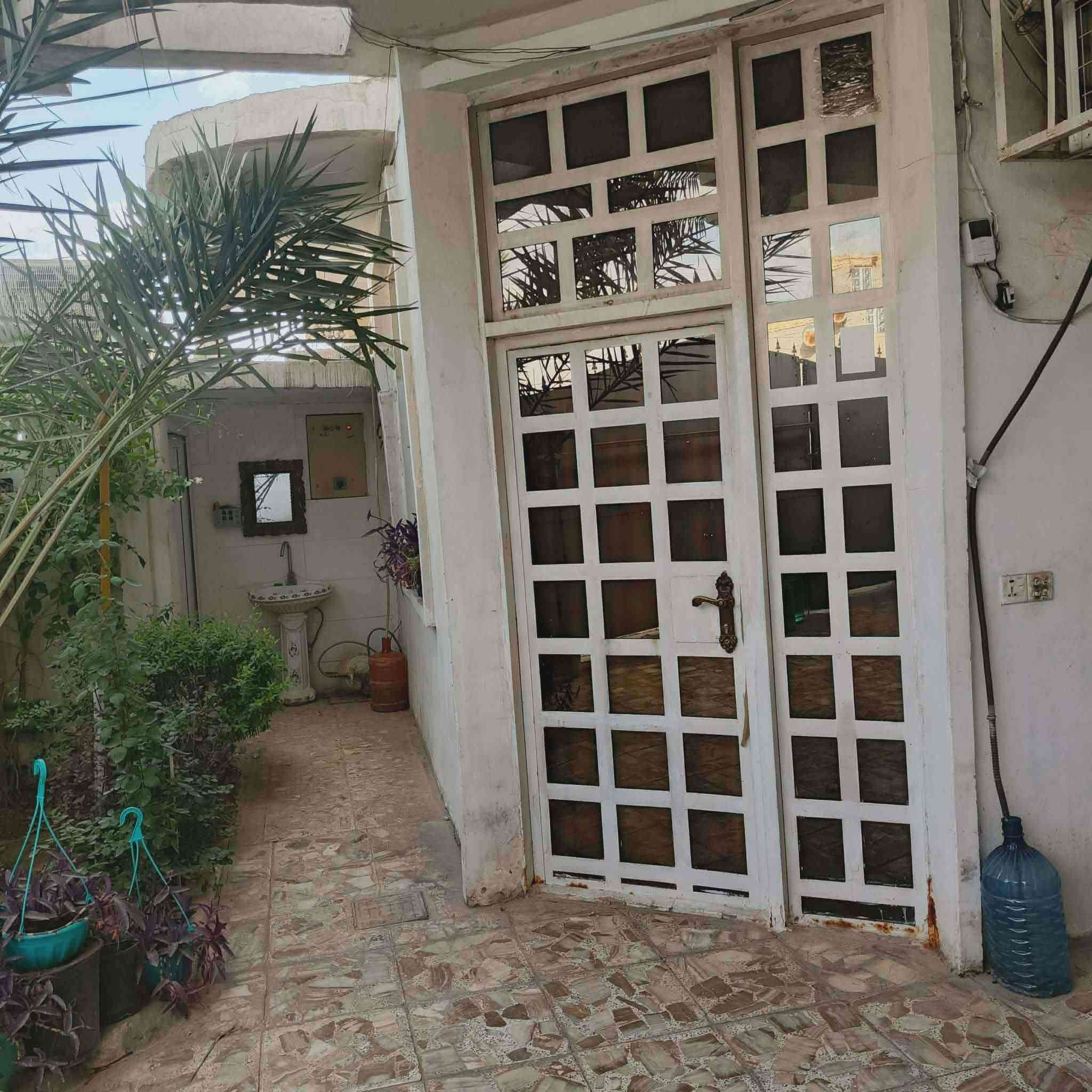 مساحة 200 متر 
حي البساتين حي السلام جانب القناة خلف المشاتل 
طابق واحد 
بناء حديث 
غير متواجد عل فيس الاتصال ***********
