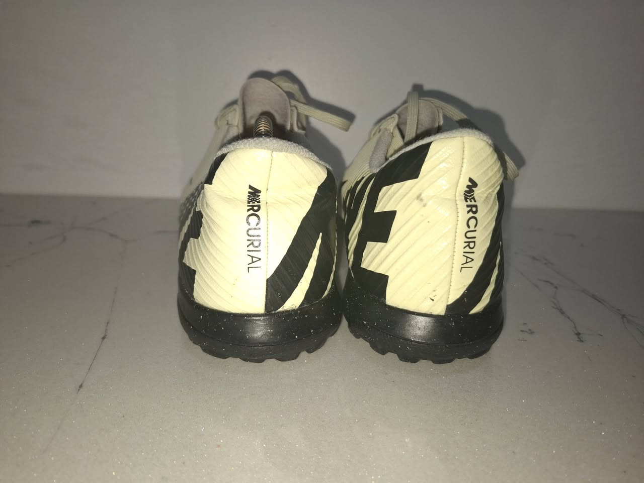 نايكي ميركوريال  اصدار حديث نظافة 100% قياس 42.5 طول القدم 27 سم يوجد توصيل لجميع المحافظات لمعرفة السعر التواصل على الخاص


**إذا كنت صاحب هذا الإعلان وتريد حذفه لأي سبب، رجاءا أرسل رسالة إلى الدعم الفني**