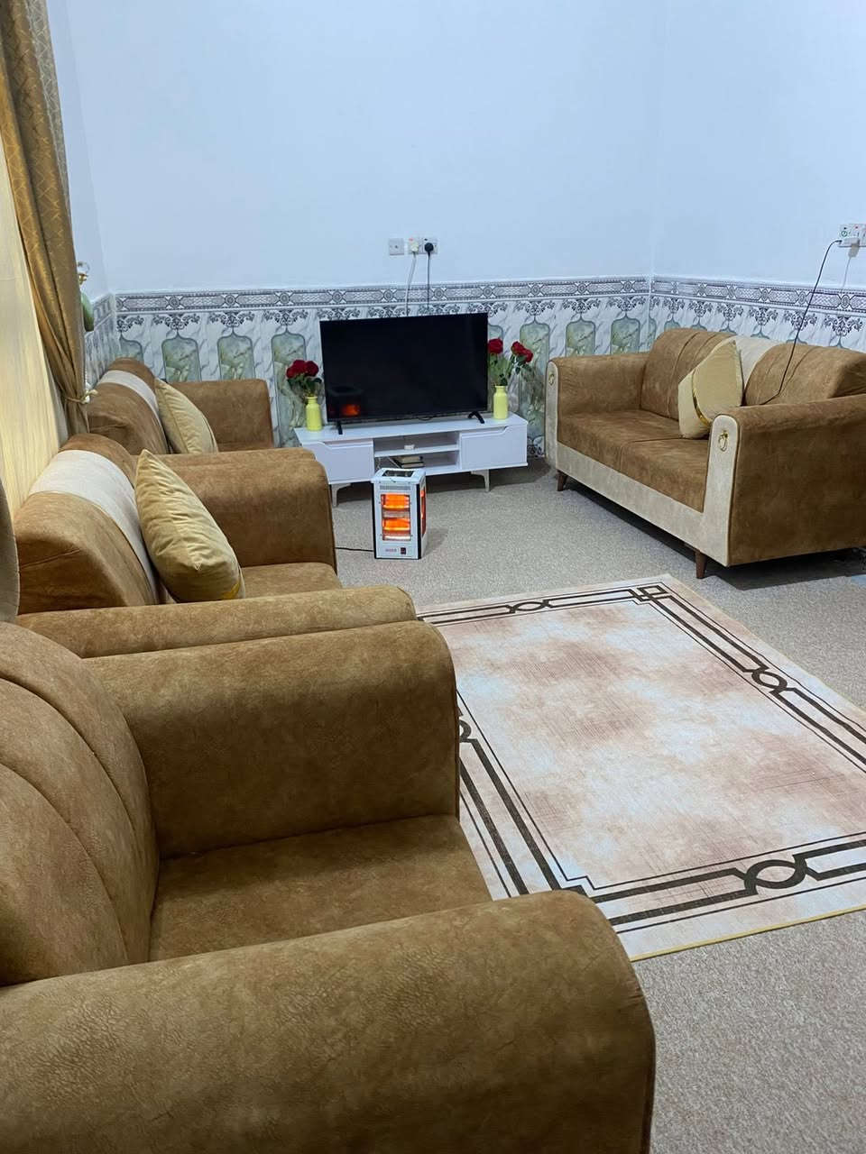 سلام عليكم بيت زراعي للبيع سديناويه شارع مثلجات الملاك كافه الخدمات المساحه ١٠٠م ماء مجاري كهرباء نت ضوئي مدارس ثنين +مركز صحي (مستوصف)بيت مرتب وجاهز لسكن غرفه وصاله ودينوانيه وصحيات ومطبخ ومناور صطح شتايكر الشارع١٢م 
اتصال فقط ***********
