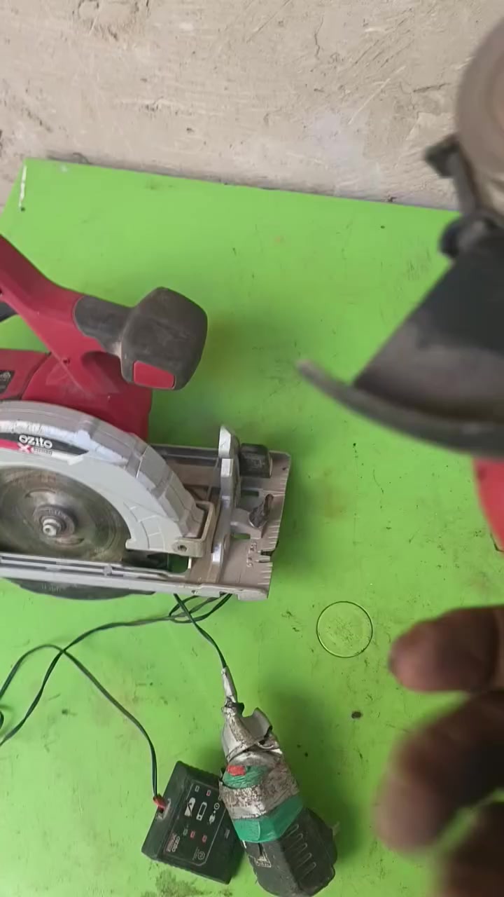 كوسره ومنشاراوزتو حجم القرص ٧ آنج مع بطاريه ٤ إمبير مع شاحنه الشاحنة عاطله فقط الباقي كلهن شغالات ب١٠٠ ألف كلهن بغداد مدينه الصدر ***********بي وتساب
