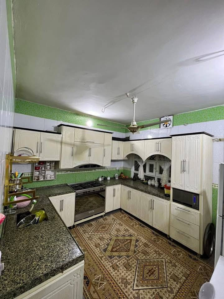 بيت للبيع مطلوب مبادره ٨٥ وباليد ٢١٠  في العروبه مساحه ١٩٩ متر كونكريت خلف متنزه كرين لاند  
طابقين
يحتوي ٣ غرف نوم 
استقبال ومطبخ وصاله  وصحيات ٣ 
الاستفسار ***********
