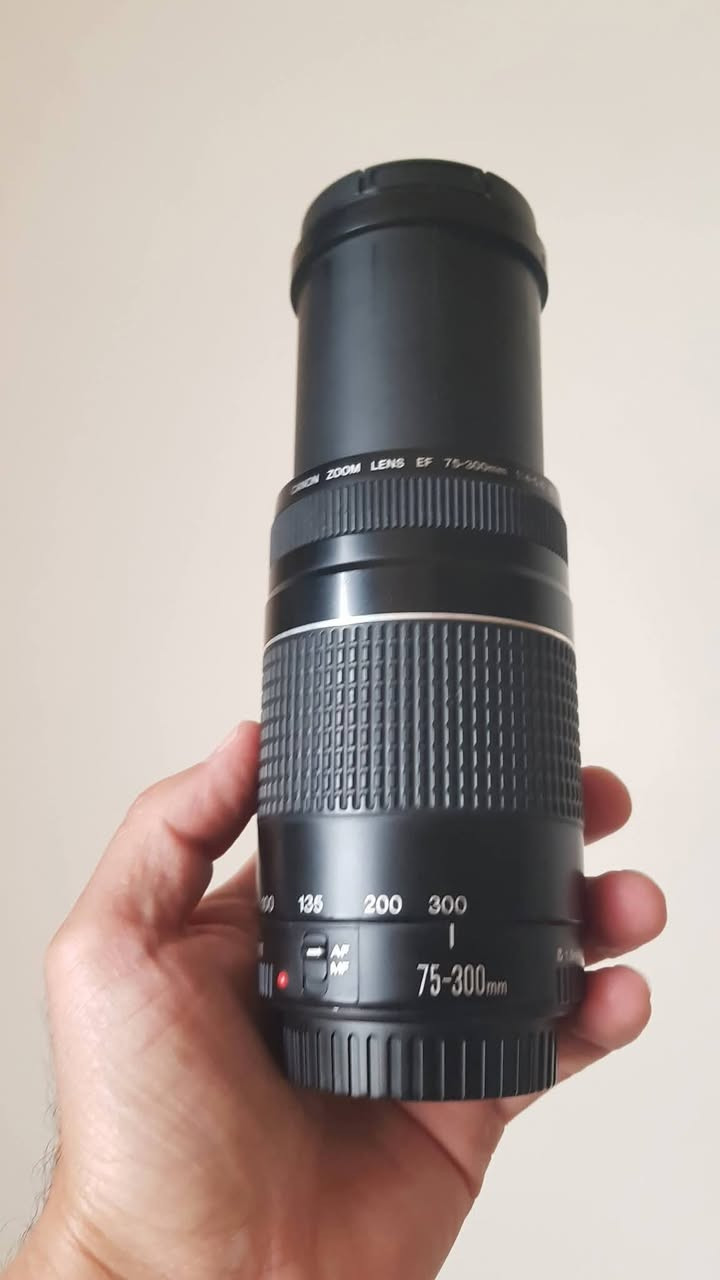للبيع عدسة زوم Canon 75-300mm EF
تركب على كل كامرات كانون
بيهه عزل كلش قوي وياهه هود 
زوم بعيد للتصوير الرياضي والطيور والأشخاص 
نظيفة جدا استعمال يومين فقط والفوكس شغال 100% 
العنوان بغداد يوجد توصيل لجميع المحافظات 
السعر جدآ مناسب 

واتساب ***********
