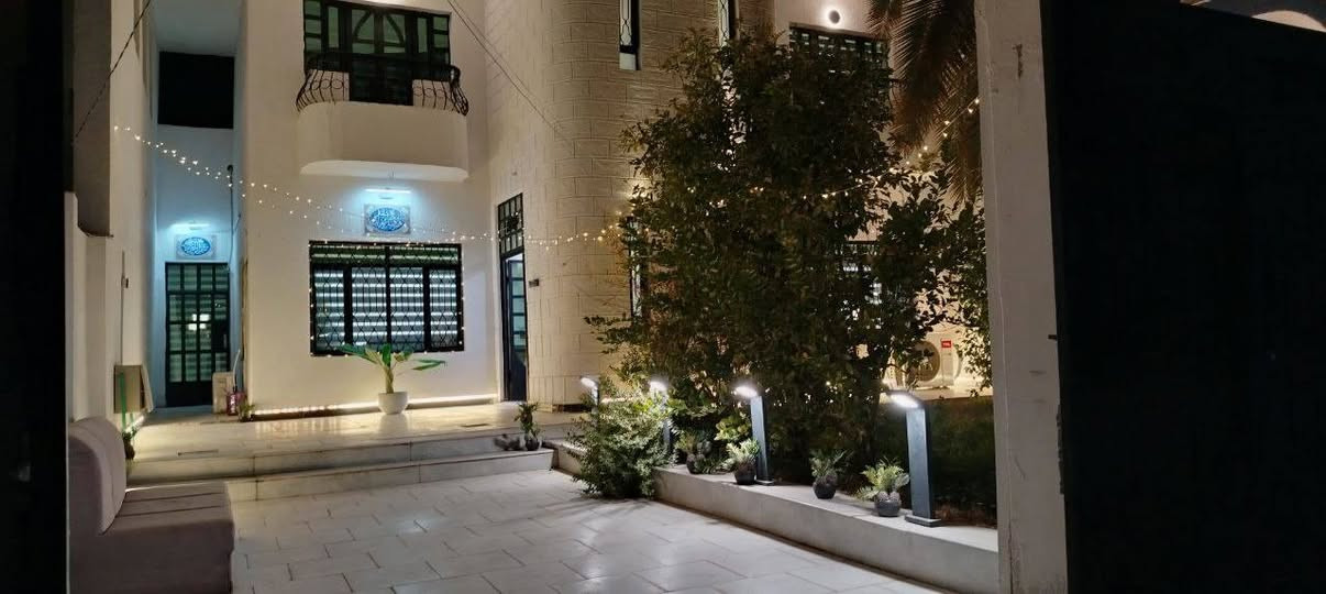 بيت للبيع في حي الأسرة 
جنس العقار: طابو صرف 
سنة البناء: 2016

المساحة: 318 متر
الواجهة: 12.5 متر / النزال: 25.5

لمعرفة السعر علق برقم (1) أو  تم 

مكتب العقاريون 
للأستفسار: *********** / 📞
