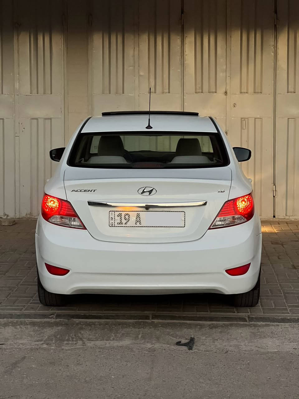 اكسنت 2015 خليجي الشركة العامة
فول مواصفات رقم كربلاء باسمي 
مكفولة من الصبغ والضربة فقط بيها بارد موضح بالسونار
السعر 110 $ ورقة وبيها مجال 
فول مواصفات
محرك 1600 
فتحة سقف 
شاشة بلادية 
كامرة خلفية 
5 ويل كب كروم 
تحكم ستيرن واشاير بالمري
ماشية 130 الف كيلو 
السيارة عليها ادامة كاملة وجاهزة محرك وكير وحدادية وتبريد وتخم تاير مابيها اي نقص
مكاني كربلاء شارع المخازن ***********
