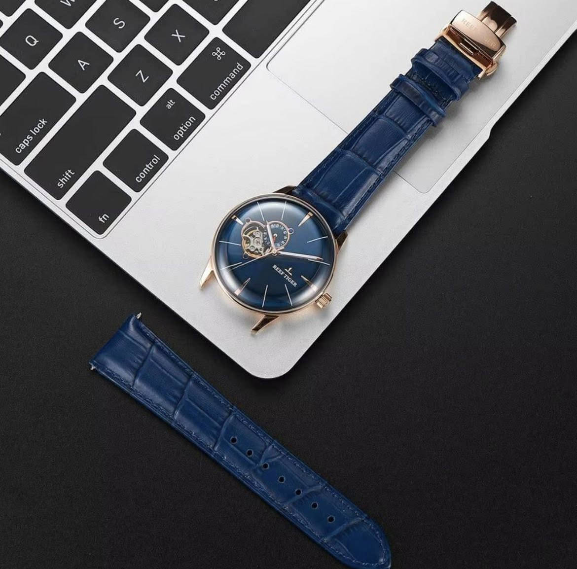 سلام عليكم ساعة REEF TIGER الماركة الغنية عن التعريف اعلى سعر ابيع مزاد قيم باليرضي الله الحركة: تعمل بحركة أوتوماتيكية (ذاتية التعبئة)، ما يعني أنها لا تحتاج إلى بطارية.
• المينا (القرص): تتميز بمينا أزرق أنيق، وغالباً ما نتضمن ثلاثة عدادات فرعية، بالإضافة إلى عرض التاريخ واليوم عند موضع الساعة 3:00.
• الهيكل: مصنوعة من الفولاذ المقاوم للصدأ الفاخر، وفي بعض الطرازات تكون بلون ذهبي وردي، بقطر يبلغ حوالي 42 ملم.
• الحزام: مزودة بحزام من جلد العجل باللون الأزرق، مع مشبك إغلاق قابل للطي.
• الغطاء الخلفي: الجزء الخلفي من الهيكل شفاف، ما يتيح رؤية الحركة الميكانيكية داخل الساعة.
• مقاومة الماء: مقاومة للماء حتى عمق 100 متر (10
بار)، مما يجعلها مناسبة للسباحة والأنشطة المائية


**إذا كنت صاحب هذا الإعلان وتريد حذفه لأي سبب، رجاءا أرسل رسالة إلى الدعم الفني**