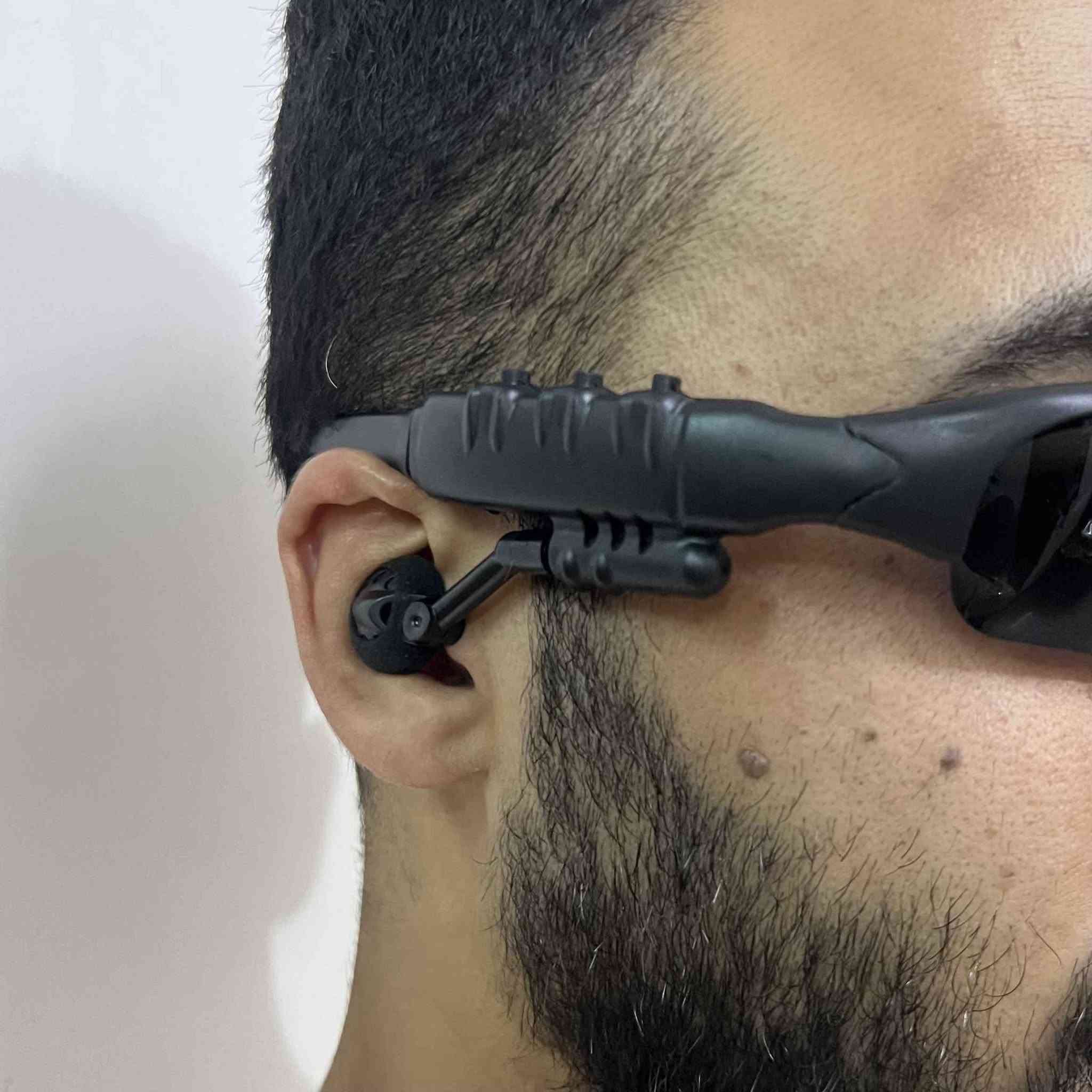 نظارات ذكية بلوتوث Smart Wear للموسيقى والمكالمات

استمتع بالموسيقى والمكالمات بطريقة عملية وعصرية مع نظارات Smart Wear الذكية المزودة باتصال بلوتوث وتشغيل مباشر من النظارة.

• تدعم تشغيل الموسيقى وإجراء واستقبال المكالمات

• اتصال بلوتوث مع خاصية الاقتران وإعادة الاتصال التلقائي

• أزرار تحكم بالموسيقى والتنقل بين المقاطع

• إمكانية التحكم بمستوى الصوت من خلال الأزرار الجانبية

• تدعم التبديل بين اللغة الصينية والإنجليزية

• شحن عبر منفذ USB بجهد 5V

• نوع المنتج: نظارات ذكية بلوتوث
• الاتصال: Bluetooth
• منفذ الشحن: USB
• جهد الشحن: 5V
• التيار الموصى به: 500mA
• مدة الشحن: حوالي ساعتين ونصف
• الوظائف: تشغيل موسيقى – مكالمات – تحكم بالصوت – إعادة اتصال تلقائي

محتويات العلبة:
• النظارة الذكية
• كابل شحن USB
• دليل الاستخدام الرمادي, الأنبار


**إذا كنت صاحب هذا الإعلان وتريد حذفه لأي سبب، رجاءا أرسل رسالة إلى الدعم الفني**