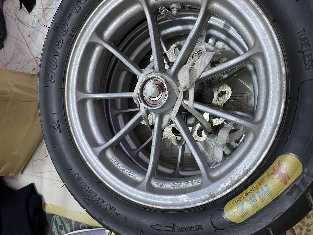 ويلات مشيف رصاصي 
الوزن ثقيل 
نوع تايوان اصلي ختم كامل صفحتين
الويل  عليه تزويد دسك امامي رياضي تايواني اصلي 
عليهن تايرات جلاتين اصلي زيرو جديدات 
إذا متعرف ب أسعارهم لا تحجي رجاءً
سعر الويل كامل 275 عرض مؤقت وبي مجال 
للتواصل *********** إذا مو شراي لا تتواصل
