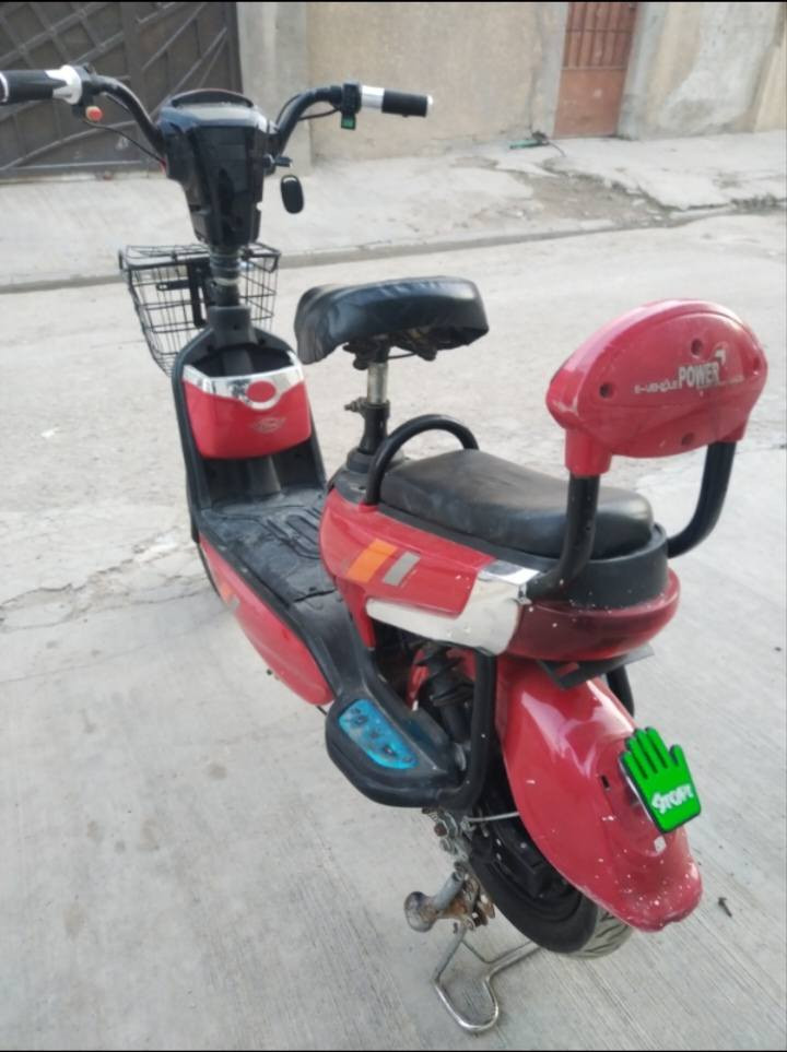 السلام عليكم
دراجه شحنه حجم 14 نضيفه وكامله 
4 بطاريات وياه شاحنه الاصليه 

السعر 190 الف 
العنوان بغداد الامين 
رقم ***********
