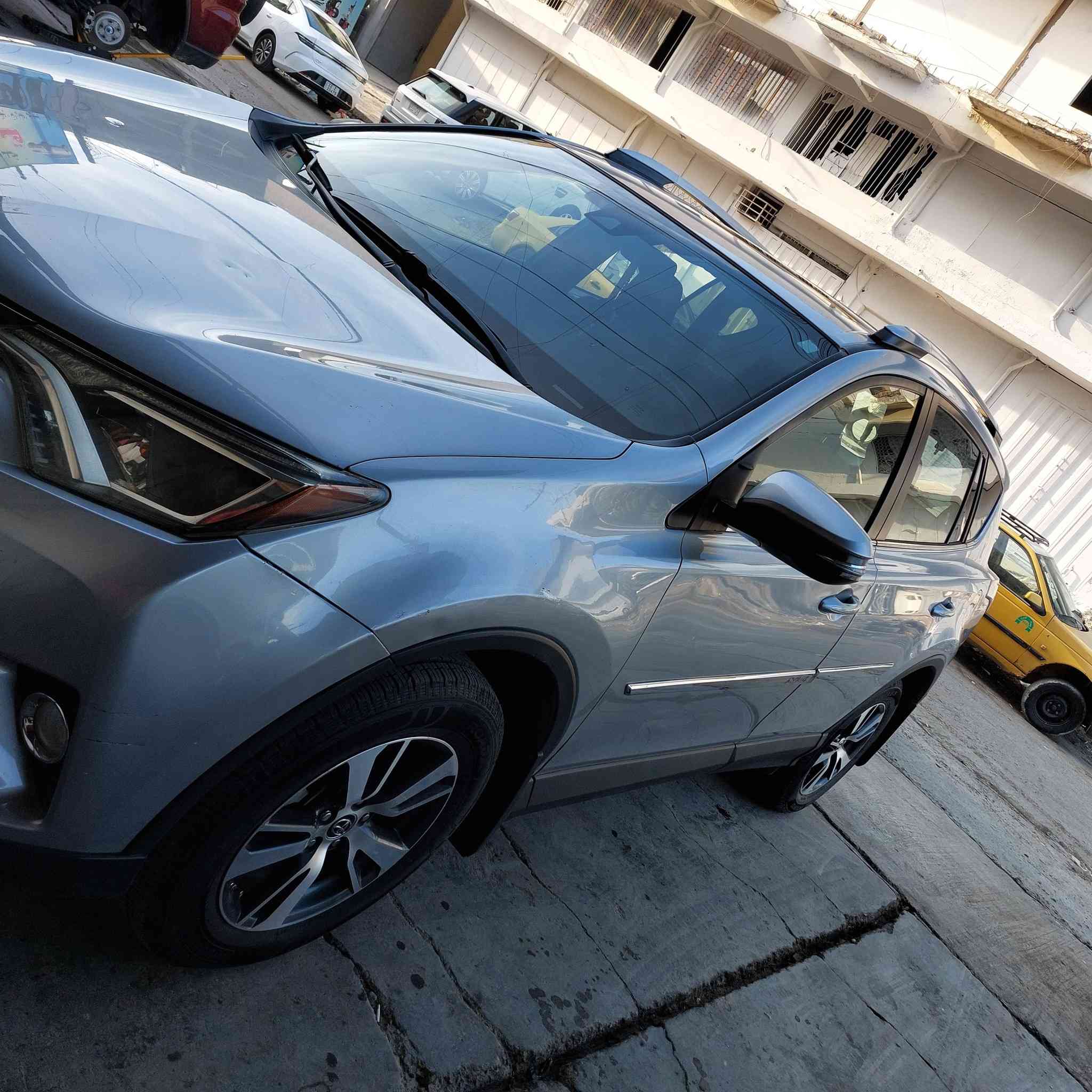 اسلام عليكم تيوته راف فور موديل ١٧ السياره ماشيه ٨٠ الف كيلو مو مايل كير مكينه تبريد تدفئه كله جديد حادثه قبق الجنطه وبيه صبغ بابين وجاملغ رقم بغداد سنويه جديده السعر ١٦٥ورقه وبيه مجال *********** مكاني الدوره حي الصحه بغداد
