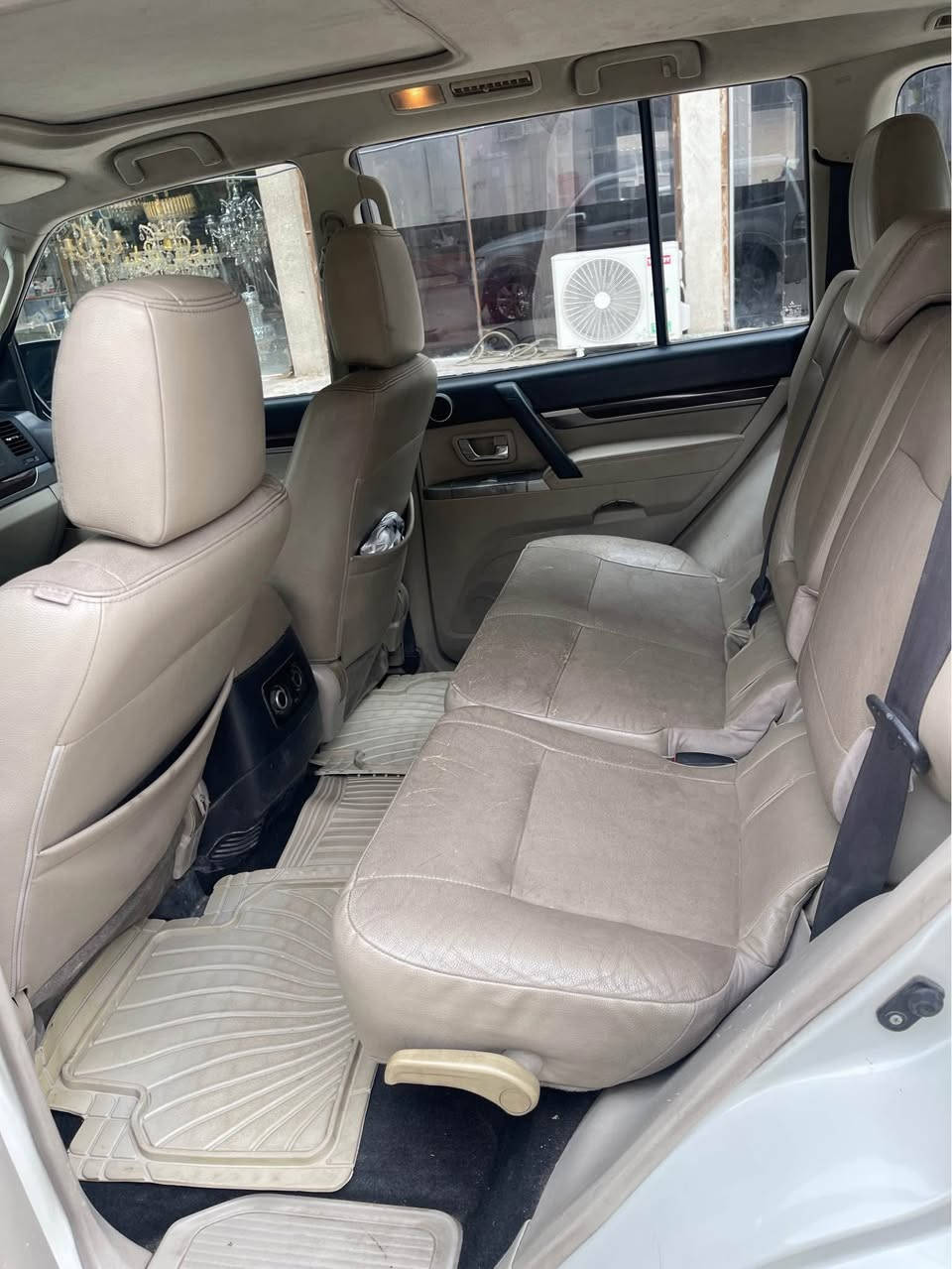 محرك v6 3.500 المرغوب
ماشيه 147 كيلومتر
رقم بغداد مداوم ثاني يوم
گير و مكينه مكفول 
شاصي مكفول
تبريد ثلاث قطع
فورويل دفع رباعي 4*4
مانع انزلاق
كشنات كهربائي جلد
فتحة سقف
دمام خلفي
فول تحكم استيرن
مرايه شفط
ثلاجه
اشاير بالمرايه مري شفط وترحيب 
7 راكب
ويل 17 
حساس خلفي
بجم 20
ملاحضه/ كفاله عامه من الضربه و الصبغ والبارد والشخوط سياره مابيها اي نقص 
عنوانها بغداد زعفرانيه
***********
*********** بغداد, العراق
