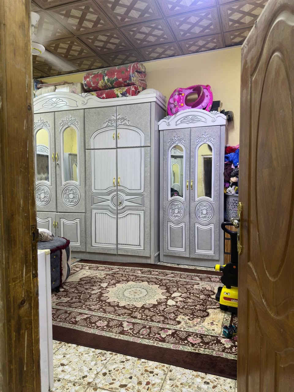 بيت للبيع المساحه ٢٥٠م زراعي يتكون من ثلاثه غرف كبار واستقبال ٧ في ٤ وصاله ٦ في ٥ ومطبخ ٦ في ٤ ومجمع وصحيات عدد ٢ كراج سياره وحديقة البيت نظيف ومرتب المكان كوفه علوة الفحل شارع الزوار قرب مشروع الماء خلف مولدة ماجد الحدراوي السعر ٧٥ اي استفسار الاتصال على ***********
