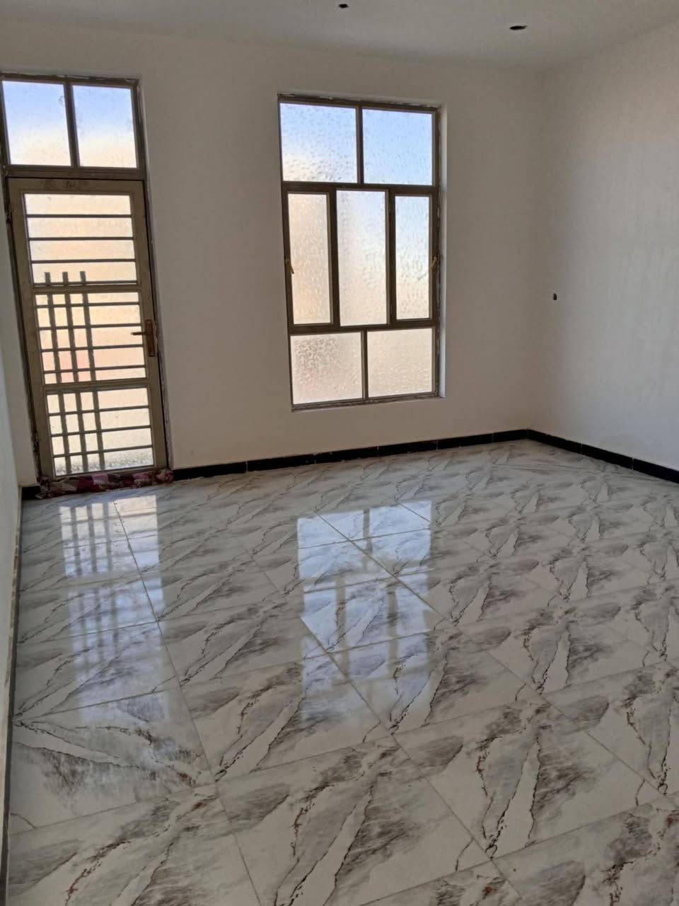 مشتمل طابق ونص السفحه الثانيه قريب عل شارع قرب نزله الوائلي بل بدايه بناء حديث درجه اوله نقص بي شي بصيط رقم العقار 8308 طابو صرف بسمي غير مطلوب السعر 75 نقد وعل مبادره 77تجي اشوف ابعينك احسن ما اشرحلك اتصال ***********
