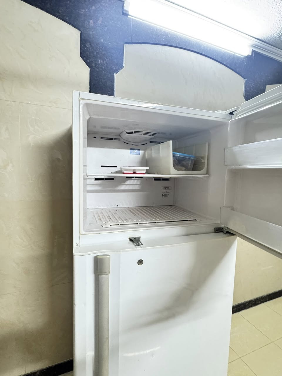 للبيع  ثلاجه نوع هيتاشي نضافة 8‎0‎%‎ شغاله سعر 250 بيها مجال  للاستفسار اتصل *********** غير متواجد على الفيسبوك
