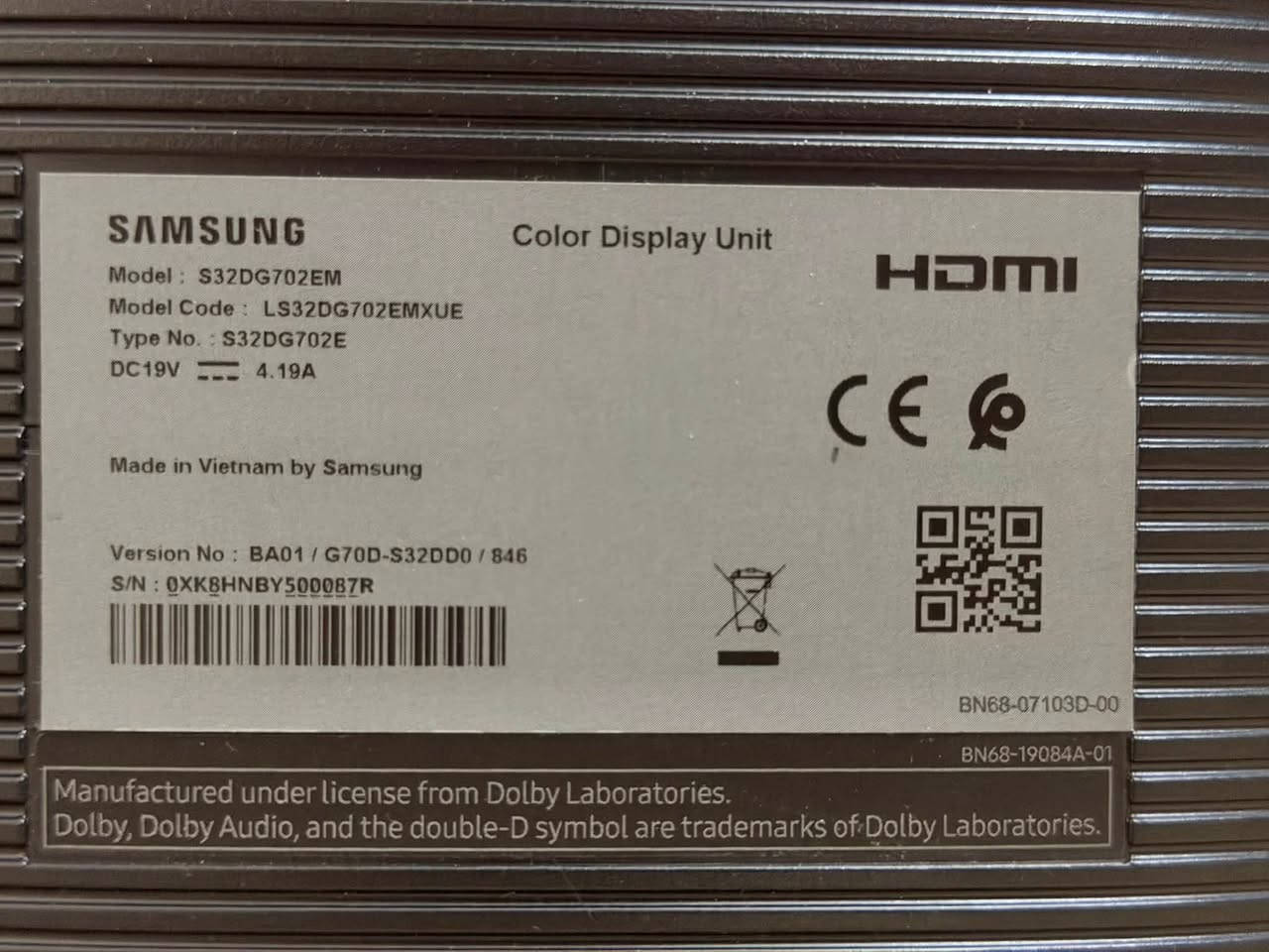 السلام عليكم 📣 للبيع: شاشة جيمنج وسمارت سامسونج أوديسي غنية عن التعريف (Samsung Odyssey G7 32" 4K)
الموديل الدقيق: LS32DG702EMXUE (إصدار حديث يدعم الميزات الذكية)
حالة الشاشة: [اكتب حالتها هنا، مثلاً: ممتازة جداً وبحكم الجديدة / استخدام حشيم]
🔥 أبرز المواصفات الفنية:
 الحجم: 32 بوصة (حجم مثالي يجمع بين متعة الألعاب ومساحة العمل المريحة).
 الدقة: 4K UHD (3840 x 2160) تدعم أعلى درجات وضوح وتفاصيل الصورة الممكنة.
 معدل التحديث (Refresh Rate): 144Hz لتجربة ألعاب سلسة وخالية من التقطيع.
 زمن الاستجابة: 1ms (GtG) فائق السرعة، ممتاز لألعاب التنافسية والـ FPS.
 النظام الذكي (Smart Hub): الشاشة تعمل كـ تلفزيون ذكي مستقل! تحتوي على نظام تشغيل مدمج يتيح لك تشغيل تطبيقات مثل (Netflix, YouTube, Prime Video) مباشرة دون الحاجة لتشغيل الكمبيوتر أو الكونسول.
 الصوت: تحتوي على سماعات مدمجة ممتازة تدعم تقنيات Dolby Audio.
 المنافذ الحديثة: تدعم منافذ HDMI 2.1 (مثالية للتشغيل بكامل القوة 4K @ 120Hz على أجهزة الجيل الجديد PS5 و Xbox Series X) بالإضافة إلى منفذ DisplayPort للحاسوب.
 الاتصال اللاسلكي: تدعم Wi-Fi و Bluetooth مدمج لتوصيل السماعات أو الأجهزة الذكية بسهولة.
⭐ مميزات الشاشة الإضافية:
 شاشة تجمع بين دقة الـ 4K الخارقة وسرعة تردد الـ 144 هرتز المخصصة للجيمرز.
 ميزة التلفزيون الذكي تغنيك عن شراء جهازين؛ يمكنك اللعب والدراسة، وفي نفس الوقت متابعة مسلسلاتك بضغطة زر.
 جودة ألوان مبهرة وعمق تباين ممتاز للأفلام والتصميم.
💰 السعر والمكان:
 السعر المطلوب: 675  الف
 الموقع: [بغداد]
 للتواصل: [***********]
