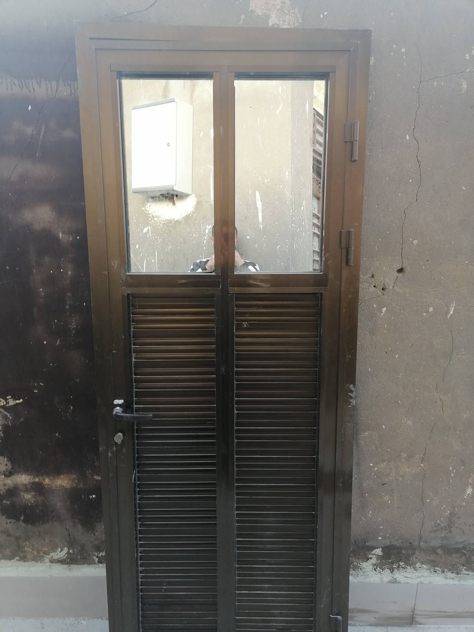 السلام عليكم مكلف بالنشر باب المنيوم نضيف وجديد العرض 83 الطول مترين و 10 سانتيم السعر 200 وبي مجال للأستفسار ***********
