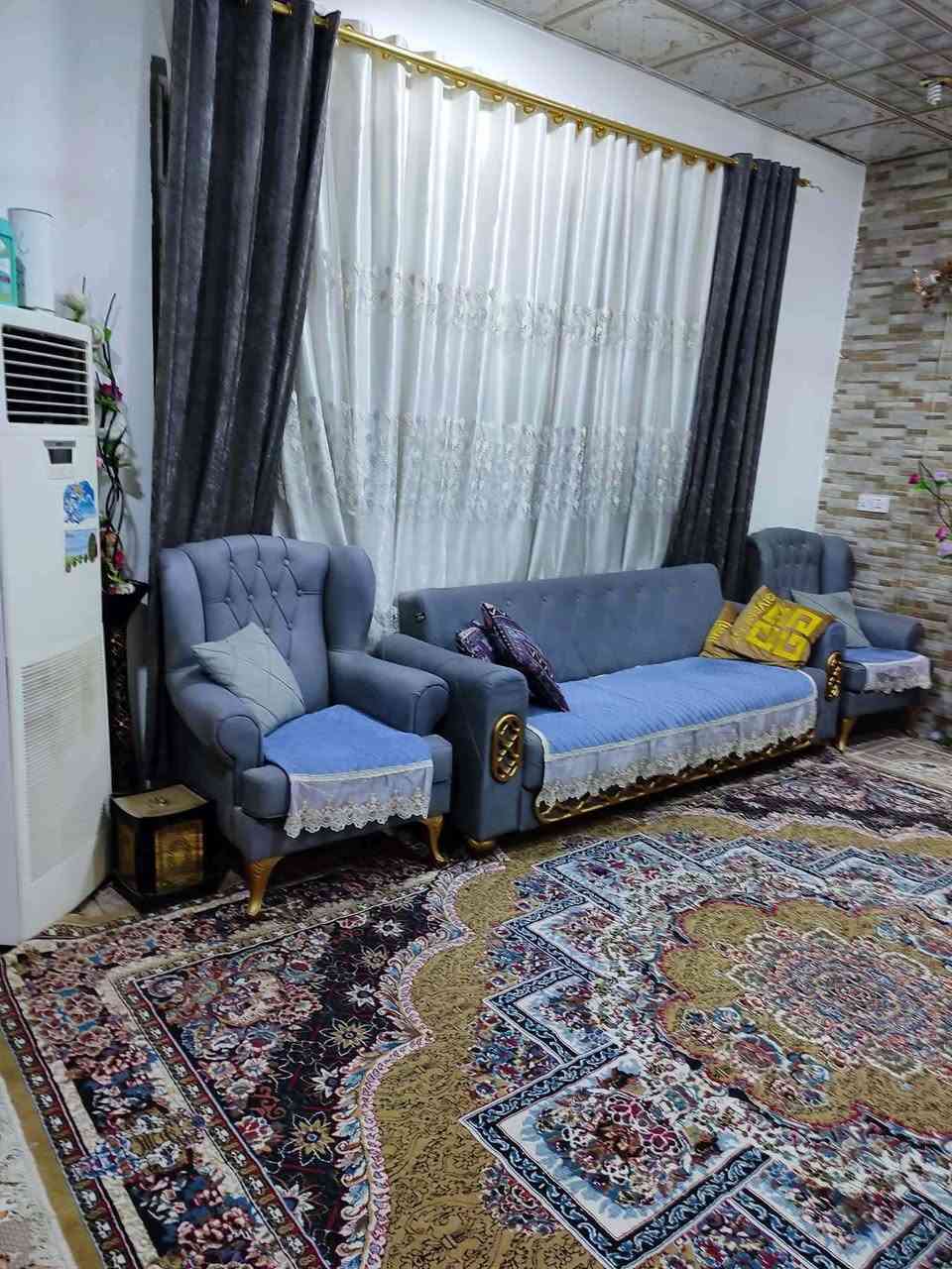 بيت في حي الموظفين .المنطقه المقابله لمعمل المطاط قرب الجسر الجديد .مساحه 300متر ركن امامه ساحه وحديقه مسيجه خارجيه مطلوب للدوله 25 مليون طابقين ثلاث غرف واستقبال كبير 7*4 وصاله كبيره 6*5ومطبخ كبير 3*6 وطارمه تسع لسيارتين وحديقه كبيره وصحيات خارجيه وداخليه ومخزن كبير . السعر باليد145 والطلب 25مليون للدوله كل سنه مليون و100على المشتري .بيت مرتب ومنطقه هادئه كلهه موظفين والشوارع الداخليه مبلطه والخارجيه على ابواب الاكتمال .الشراي يتصل على الرقم ***********
