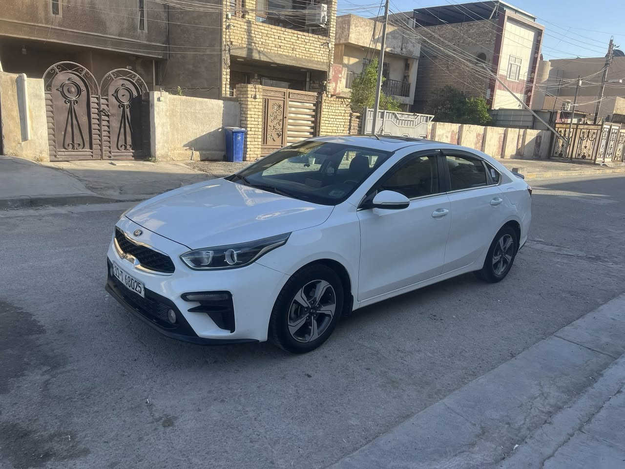 السلام عليكم سيراتو 2019 محرك 1600 ماشيه 133  رقم بغداد بأسمي فول مواصفات ماعده بصمه فتحه   شاشه جبيره تبريد قطعتين حساس امامي وخلفي لد امامي وخلفي فول تحكم ستيرن وباقي المواصفات معروفه السياره  بارد بسيط كلش صغير ممبين بالجاملغ الامامي والدوسه صبغ ربعها والصوره بالمنشور 
سعرها 148 وبيها مجال بسيط ان شاءالله 
مكاني بغداد الكرخ الاعلام ***********
