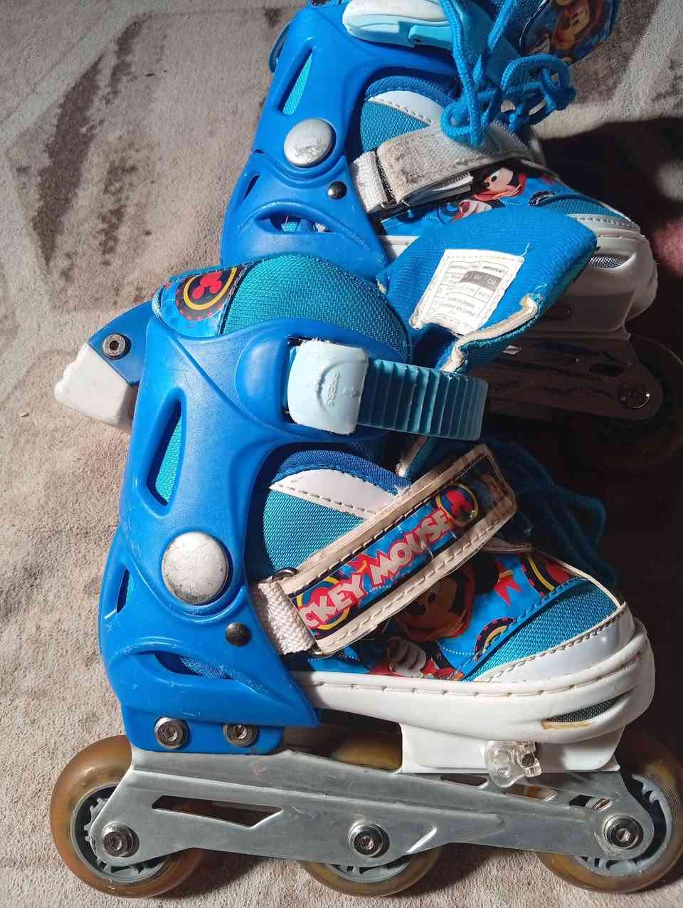العلامة: Disney / MESUCA.
الموديل: حذاء تزلج للأطفال (Inline Skates) قابل للتعديل.
المقاس: EU 31–34 (مكتوب على الملصق)، أي طول قدم تقريبًا 20–21.5 سم.
الخامات: قماش شبكي (Mesh Cloth)، PVC/PU، معدن، وبلاستيك.
المنشأ: الصين.
يحتوي على فرامل خلفية في إحدى الفردتين، وهي مناسبة للمبتدئين. ومع إضاءة بالعجلة عند التحرك
السعر 25 الف
يمكنكم التواصل على الهاتف 
***********
