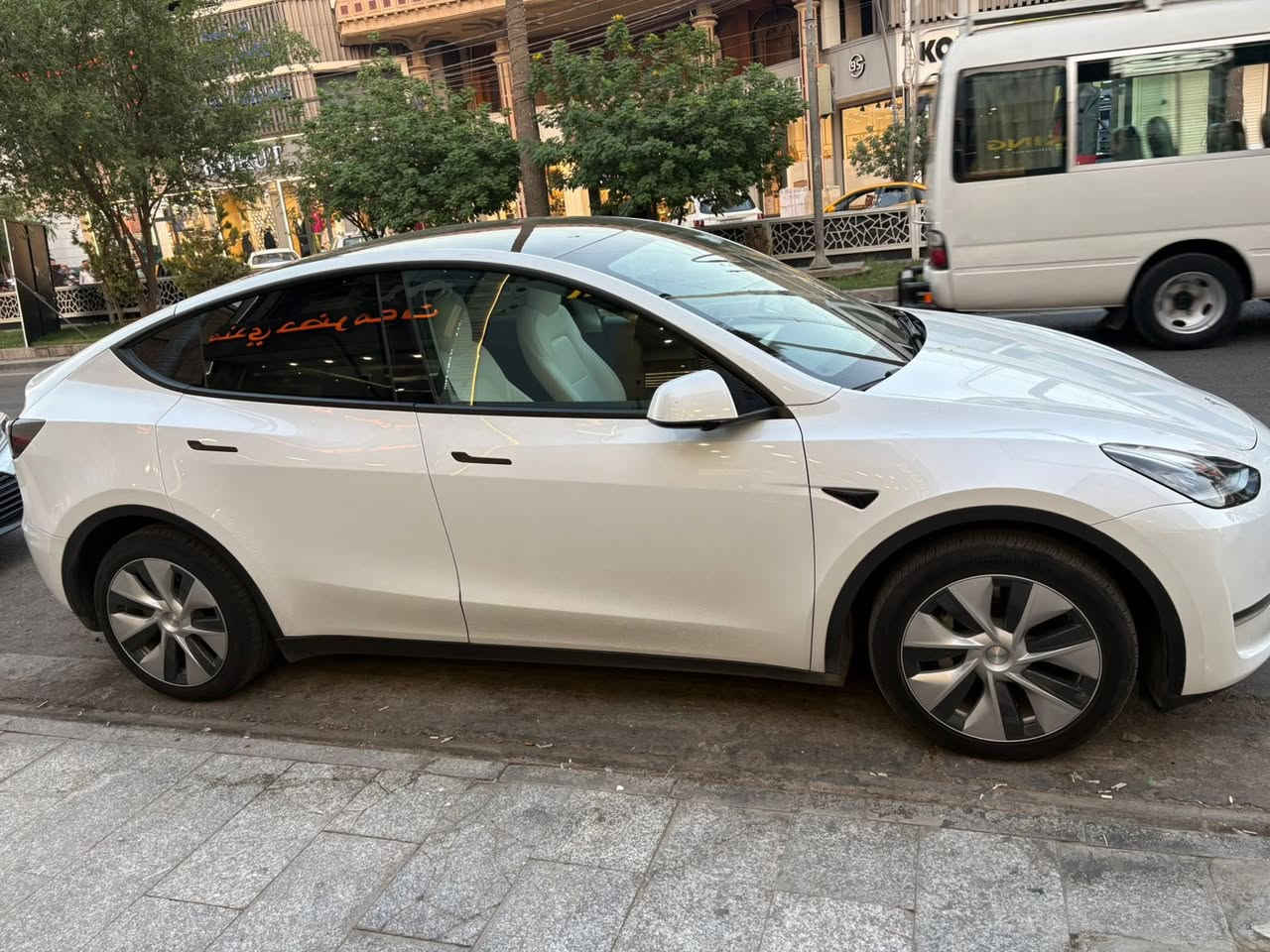 🚘 Tesla Model Y 2023
DUAL MOTOR
LONG RANGE
✨ داخل أبيض راقي وفخم
✨ 7 راكب (ثلاث صفوف)
✨ ماشية قليل جدًا
✨ شاحنة أصلية
✨ بدون أي قطعة صبغ
✨ بدون إيرباك
📸 الحادث موضح بالصور بكل شفافية

📍 الموقع: كركوك
✅ جاهزة للفحص والمعاينة

سيارة مستقبلية، صرفية صفر، هدوء وقوة بنفس الوقت ⚡ 

+964 770 618 0099
