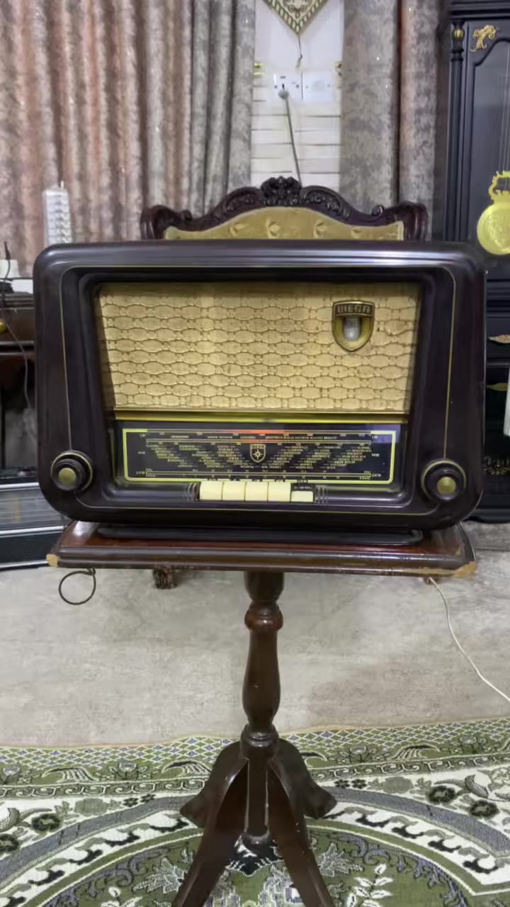 راديو لمبات ألماني قديم للبيع ***********
