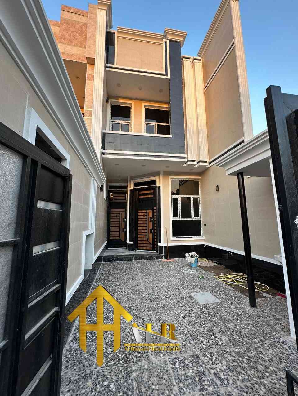 ALR🏛️مكتب الرواسي للعقار 🏛️ALR

🎰تسلسل العرض:-{ 117}

®️دار( حديث )  للبيع  🅿️🏚️ 

المساحه الكلية:-150م

واجهة:-5م.        ✖️.    نزال:-30م 

®️تفاصيل البيت:-{ 🏗️بناء حديث🏗️} 

الطابق الاول:- { استقبال ➕مطبخ➕
خدمات عدد(2)➕( 1 ) غرف نوم➕حديقة داخلية}

الطابق الثاني:-
 {( 2)غرف نوم➕حولي➕ خدمات }

الطابق الثالث :- {غرفة نوم ➕خدمات }

📍موقع البيت :- حي اور ال600

#مكتب_الرواسي_للعقار 
#شعارنا_الثقة_دائما
#مستمرون_في_بيع_وشراء_العقارات 🏠

            .………..{بأدارة السيد ابو عبد }…………
للاستفسار📞📞📱📱

   منتظر.          ***********

عبد الرحمن.     ***********
