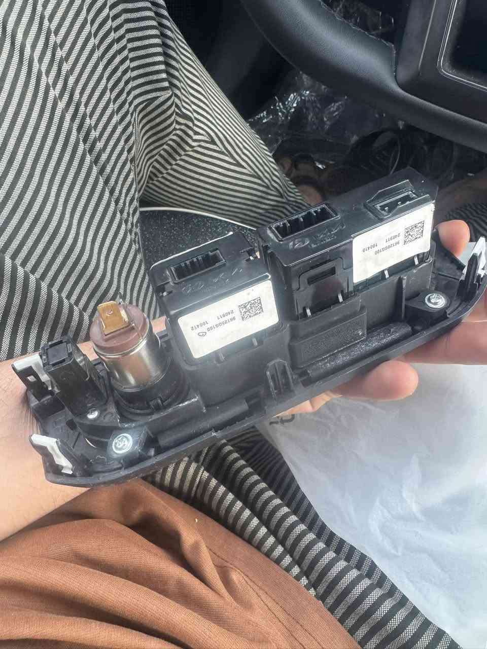 ادوات كيا k4 gt line  كارت الداتا والشاحن سعره 40 الف
اللايت اصلي تفصيخ عدسات ولدات وكارته سليمه والفيش  100 قفله اليفيده بخدمته
مكاني بصره***********
