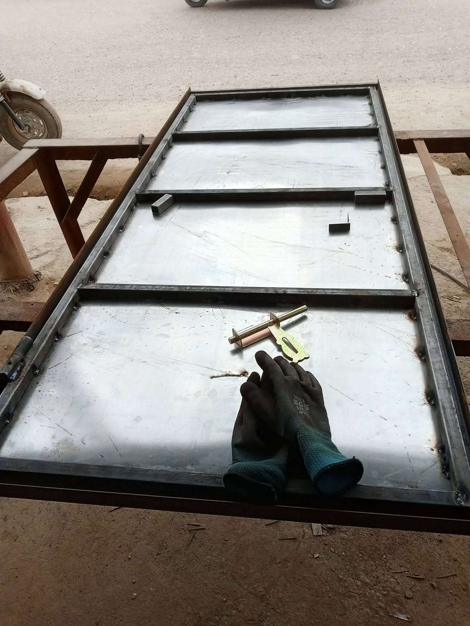 ابواب حديد الثقيل جميع القياسات من متر الى 70،سم،، سعر 55،،، مكان حي الامير مقابل جامع شيخ محسن،، ***********
