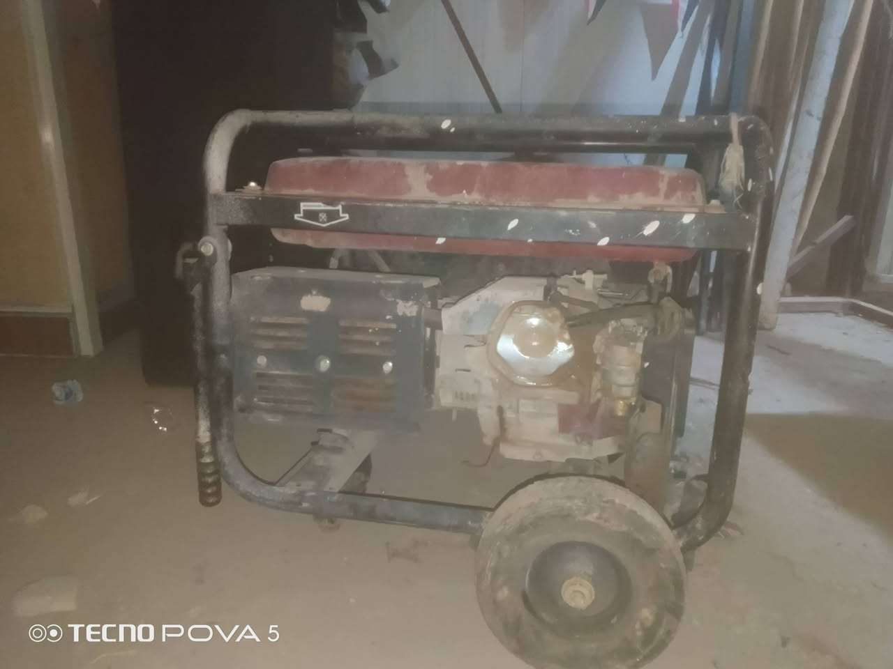 السلام عليكم 
 للبيع مولد 5كيفي بانزين المكان بغداد رقم التليفون ***********
