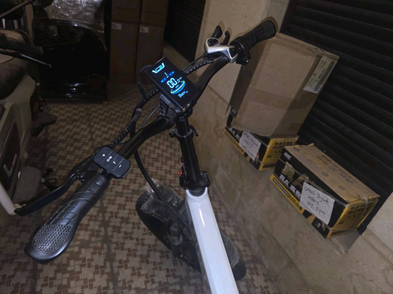 بايسكل كهربائي
- المحرك 1000w
- البطارية  48v 
16 امبير ليثيوم ماركة LG 
- يتحمل وزن 200kg
- مميزات إضافية : شاشة عرض معلومات كبيرة، إضاءة قوية أمامي خلفي)، منفذ شحن USB، شاحن ذكي 
- الفرامل فرامل ها يدروليك دسك أمامي وخلفي
- نظام التعليق الدبلات نظام تعليق كامل دبل أمامي
هايدروليك ودبل وسطي
- الإطار ألومنيوم قابل للطي (AL6061) مقاس 20
بوصة، إطارات عريضة (Fat Tires) مقاس 4.020 ×
بوصة.
- المدى (المسافة): تقطع من 50 إلى 110 كم تقريباً حسب نظام القيادة (مساعد الدواسة. 
- واسم الطراز MINAL M1- Tool Kit
- المدى 50 الى 60 كيلو متر
- قابل للطي
- ناقل تروس شيمنو يتكون من سبع سرعات