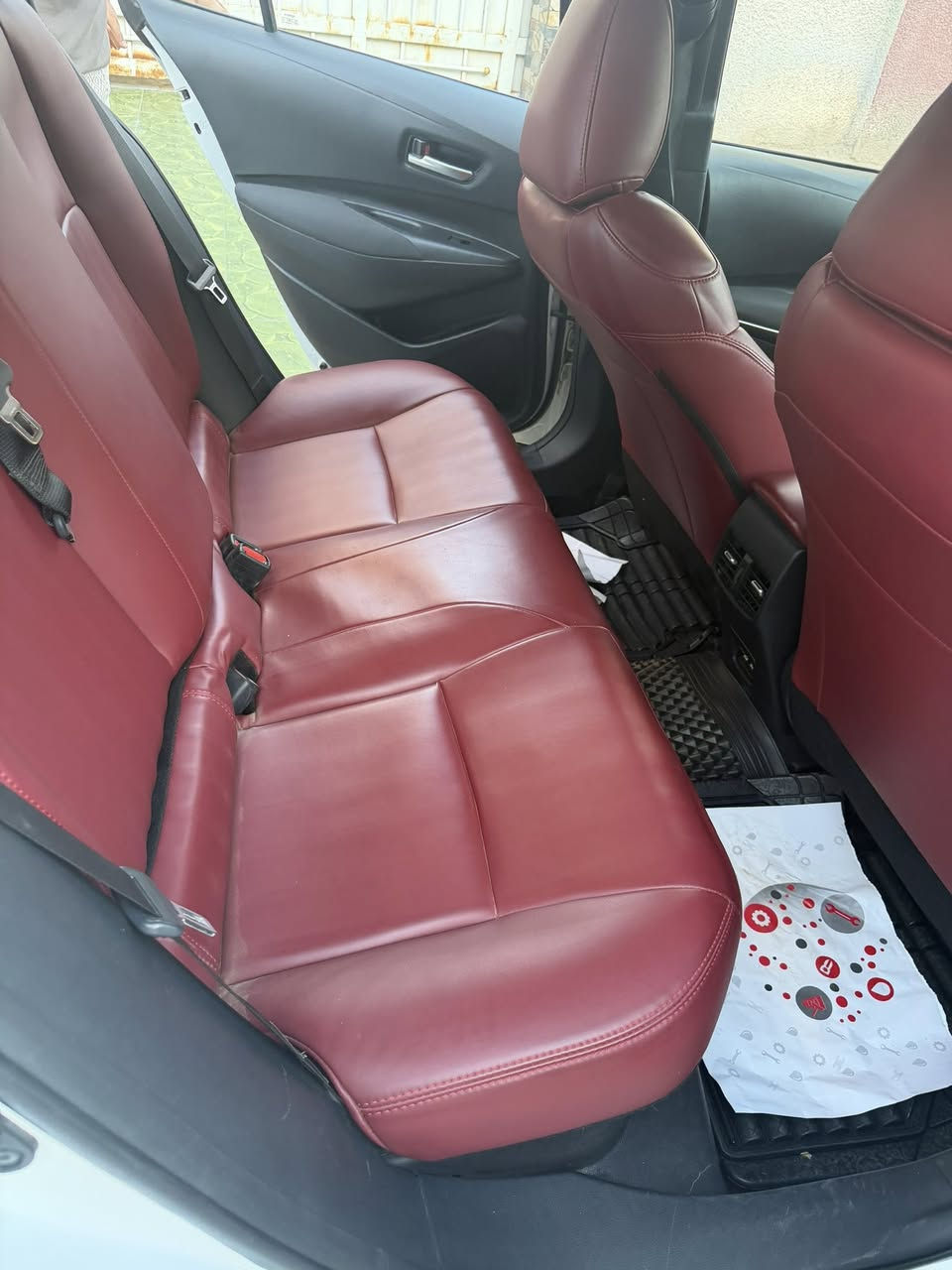 سلام عليكم للبيع كورلا  هايبرد موديل 2022 مكفوله
 سيارة كلش جديدة اي نقص مابيها ماشية 31 الف 
 داخل احمر فول الفول السيارة
سعرها 13800$ بيها مجال كلش بسيط 
‏***********
