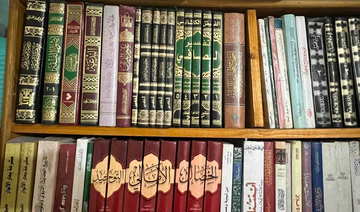 مكتبة مفصلة تحتوي على عناوين مهمة  البيع يكون مجمل وليس مفصّل جزاكم الله خيرا السعر ٣٥٠ 
***********
