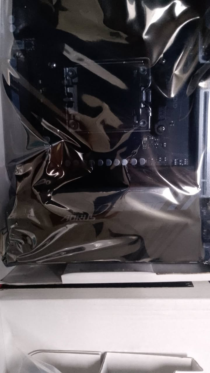 السلام عليكم، للبيع مذربورد B850 AORUS ELITE WIFI7 من الفئة الاحترافية المخصصة للألعاب والمصممين.

أبرز المواصفات:

المقبس: AMD Socket AM5 (تدعم معالجات رايزن الحديثة).

الرامات: تدعم DDR5 لأعلى أداء.

المميزات: تدعم منفذ PCIe 5.0 السريع جداً لكرت الشاشة والـ NVMe.

الشبكة: مدمج بها أحدث تقنيات الواي فاي WIFI 7 وبلوتوث مدمج.

حالة القطعة: (جديدة غير مستعملة ابدأ مجرم فتحت الكارتوة للتصوير).

الملحقات: متوفرة مع علبتها وكافة أغراضها الأصلية.
السعر: (375 مجال بسيط)
الموقع: (بغداد)
للتواصل والاستفسار عبر الخاص أو الرقم: (***********)

