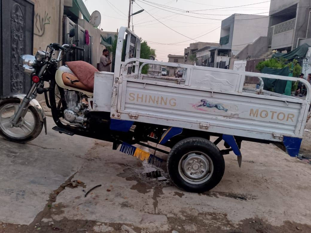 السلام عليكم ستوته للبيع موديل 18 محرك 24 نظيفه بدون صبغ بالشرط محرك شرط كهربائيات شغال شاصي احلا من الصور   مع الجنج مال جناي  سعر مليون و300وبيه مجال 
***********
