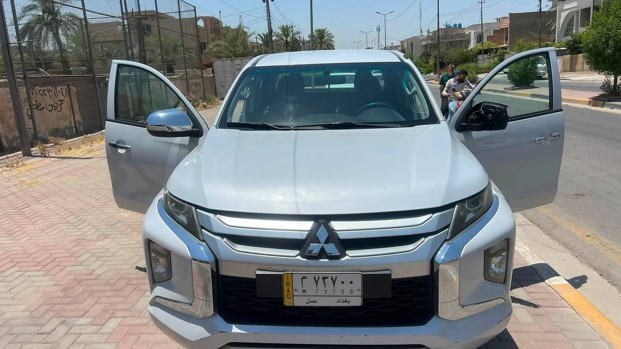 #للبيع | ميتسوبيشي L200 موديل 2019 (بيك آب دبل قمارة)
السلام عليكم.. سيارة بيك آب ميتسوبيشي L200 موديل 2019 ممتازة وجاهزة للاستخدام (رقم بغداد - حمل)، معروضة للبيع بالمواصفات والتفاصيل التالية:
المواصفات والحالة:
 الموديل: 2019
 المحرك: محرك بنزين بحالة ممتازة ونظيف جداً (كما موضح بصور المحرك).
 العداد (المسافة المقطوعة): 124 ألف كم فقط.
 الناقل (الكير): مجفت حديثاً وجاهز (بحالة ممتازة).
 الداخلية: نظيفة جداً والكوشات مخمل بحالة الوكالة مع تبريد شغال وممتاز.
 الحادث: مكفولة من الحادث والصبغ (السيارة نظيفة جداً وبدن متناسق).
الملاحظات (للأمانة والشفافية):
1. توجد طعجة بسيطة في الجاملغ الأيمن (موضحة بالصور).
2. كفر مرآة السائق مكسور ويحتاج تبديل فقط.
السعر المطلوب: 150 ورقة (15,000$ دولار أمريكي).
السيارة متواجدة في بغداد، للمزيد من التفاصيل أو المعاينة يرجى التواصل عبر الرسائل أو الاتصال على الرقم: ***********
