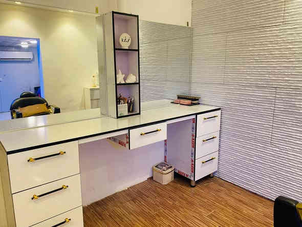 ميز حلاقة من أعمالي 
ان شاء الله ينال إعجابكم 
للستفسار اتصل ***********
العنوان كوت دور العمال
