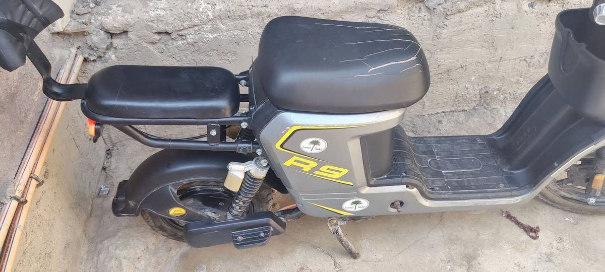 السلام عليكم 
ماطور R9 للبيع / السعر 275 وبي مجال
المواصفات/ كهربائيات شغالات كامل اشاير لايت عالي ناصي 
عدد نمر السرعات 4 وبي نمرة ترجع بگ وبي سويچات اثنين وبصمة عن بعد وكرت NFC  للتشغيل وبي مسجل بلوتوث وسماعتين شغالات صوتهن عالي .
ملاحظة : الماطور كامل مكمل بس بطارياتو منتهيات شرط حطلو بطاريات وامشي / للإستفسار ***********/ الخاص مفتوح
