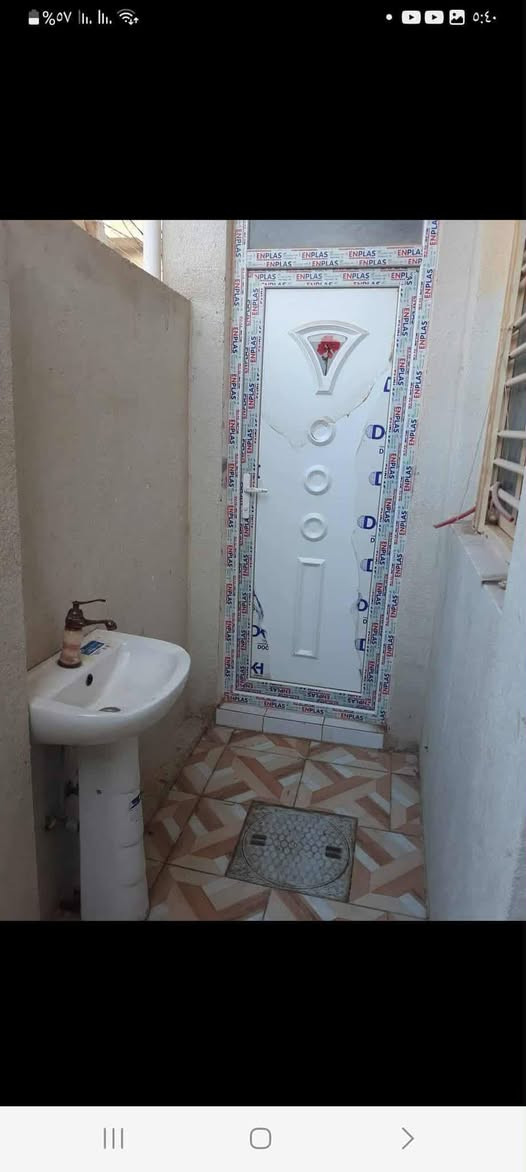 بيت للبيع مساحه ٥٠متر طابقين غرفتين وصحيات بالطابق الثاني والطابق الارضي غرفه نوم وغرفة خطار ومطبخ وصحيات ومنور بيت بناء جديد مكانه شارع الحر حي القناصين خلف مستشفى الوارث للاورام قريب على شارع الاستفسار ‏‪***********‬‏
