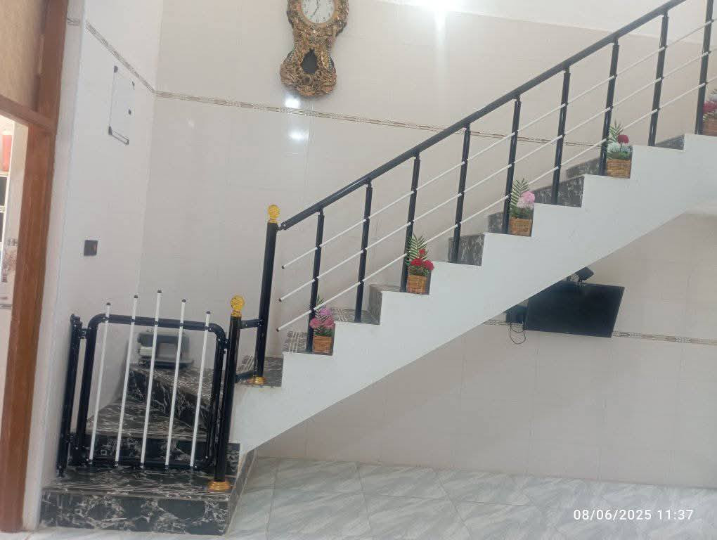 مشتمل للبيع ابي غرق حي المعلمين مقاطعه 119مساحه 135يقع على ساحه طابق واحد بناء حديث شغل درجه اولى البيت كامل مابي اي نقص غرفه نوم واحدة هول استقبال مطبخ صحيات داخليه و خارجيه وكراج سعر 83وقابل للتفاوض للاستفسار الاتصال فقط***********
