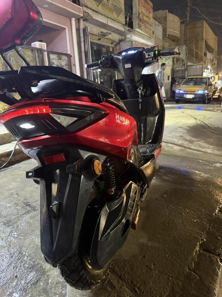 السلام عليكم دراجة شحن للبيع فول موصفات تشغيل عن بعد مفتحين لايت عالي ناصي اشاير يمنه ويسرا هورن مثبت سرعه ٣ سرع ٥ بطاريات كبار فول موصفات الرقم*********** السعر ٤٤٠ وبيه مجال
