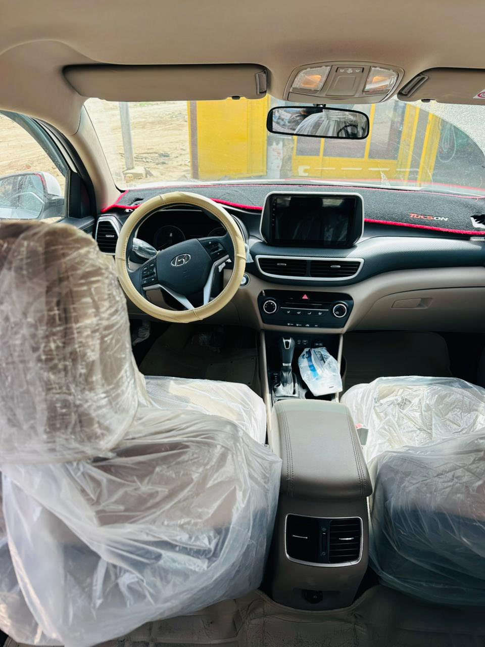 السلام عليكم توكسان 20ماشية 95مكفولة عده رصعة موضحة بالصور بخشم البنيد الاستفسار ع رقم ***********
