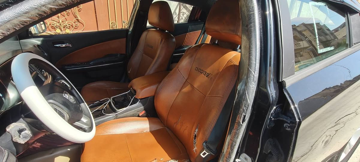 جارجر 2012 بدون دواخل بدون شواصي بدون أيرباك باب مبدل بلادي 
وبيه تلحيضات بسيطه 
السعر:-143ورقه
المكان:- كركوك
الرقم:-***********
