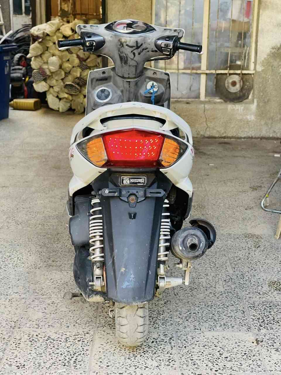 السلام عليكم للبيع سكنس فحل نوزل خطين مكينه مكفوله كله شغاله من طول لطول مابيه نقص دراجه جاهزه وخير من الله ودراجه نكره بكل وقت ودراجه مال جناي وخير من الله سعر (٨٥٠)دراجه جديده بمعنى الكلمه الله شاهد مكاني بغداد جديده الامين الثانيه 
هـ/‭٠٧٨٨ ٦٩١ ٩٩٠٥‬
