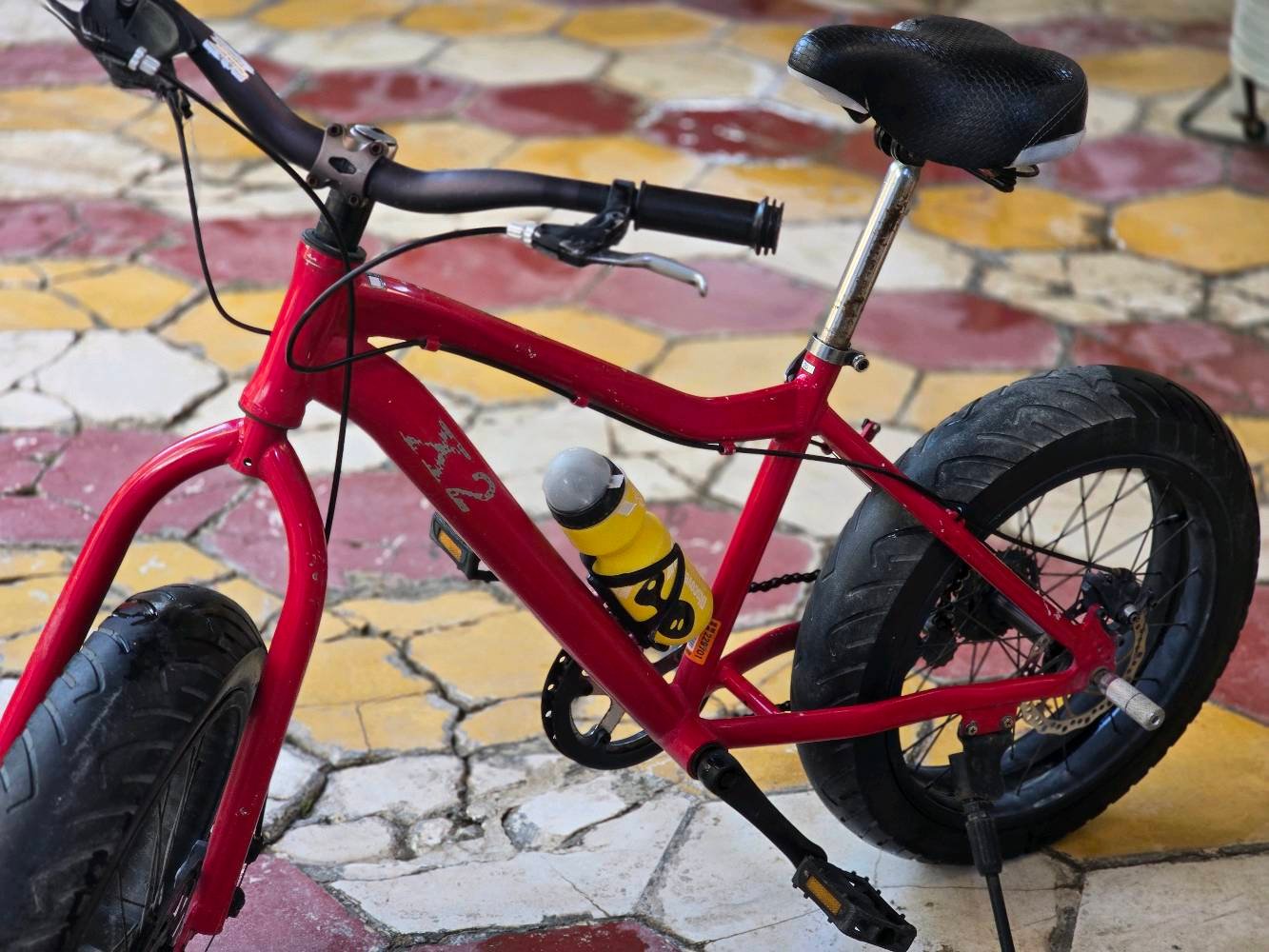 سلام عليكم بايسكل للبيع ماركه k2 مكاني كربلاء رقمي *********** / المواصفات مالته تعتبر K2 ماركة معروفة عالمياً، ولديها تاريخ طويل في تصنيع الدراجات الهوائية ومعدات الرياضة الأخرى.هذا البايسكل هو من نوع Fat Tire Bike (بايسكل التواير العريضة)، ويحمل علامةk2 + بيه مشاكل بيسطه مثل يرادله نفخ تايرات وكم شغله بسيطه سعره بل موقع اكثر من 250$ للاستفسار اتصال او مراسله 