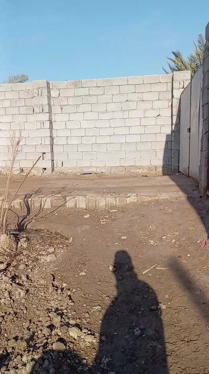 نص دونم بي مشتملات ٢كاملات من الداخل مكانه كربلاء خلف جامعه كربلاء شارع سيدسماعيل بتجاه الحولي ابومهدي خدمات كامله مي مجاري كهرباء مولد ذهبي مدارس ومستوصف عن التبليط ١٥متر بصف الركن منطقة كامله قريب على طريق الزوار مسافه ١٠٠٠متر عن باب طوريج ٣كيلو اقرب نقطه داله مدارس الأيتام للاستفسار اتصل *********** مراوس بيت وفرق يرهم
