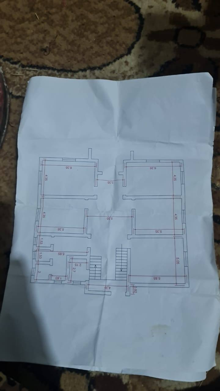 السلام عليكم 
اخوان يتوفر بناء لبناء البيوت وحسب طلب صاحب البيت كرسته وعمل حسب التفاهم يكون الدفع مقدمة والباقي أقساط شهري. وفق مكاتبة مثبتة لدى كاتب العدل لضمان حق الطرفين. 
يكون البناء حسب طلب صاحب البيت 
ومن الله التوفيق  .. ***********

