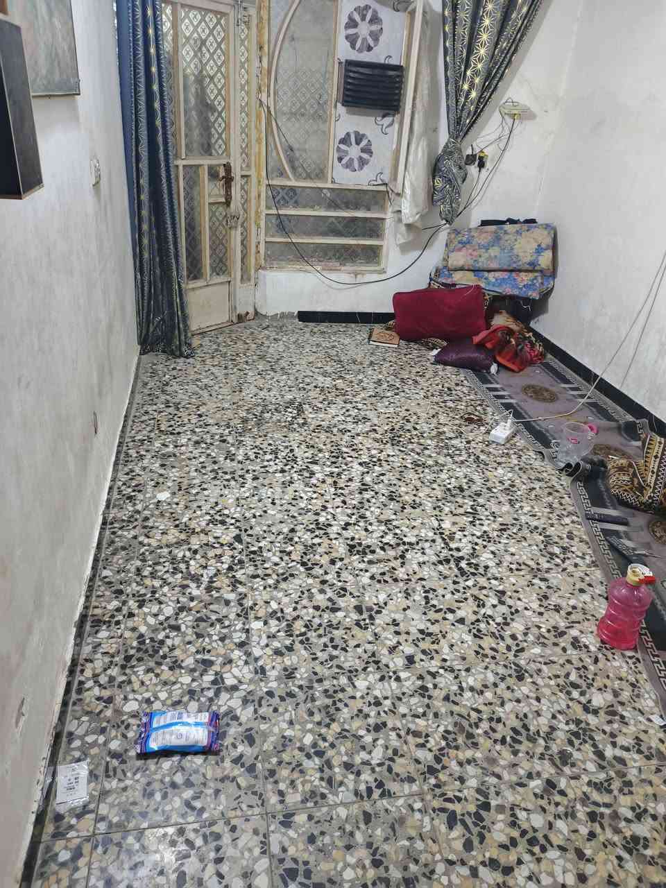 السلام عليكم بيت ركن للبيع طابق ارضي يحتوي على استقبال ومطبخ وغرفه وترك وصحيات بيت طابوق العنوان الزعفرانيه عالسده قرب اسواق تفاحه للبيع حاضر او اقساط الرقم ***********
